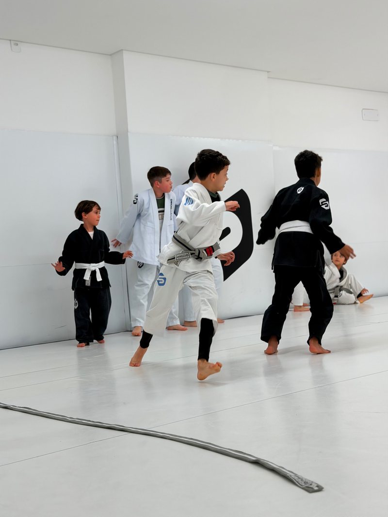 Crianças no treino de Jiu-Jitsu
