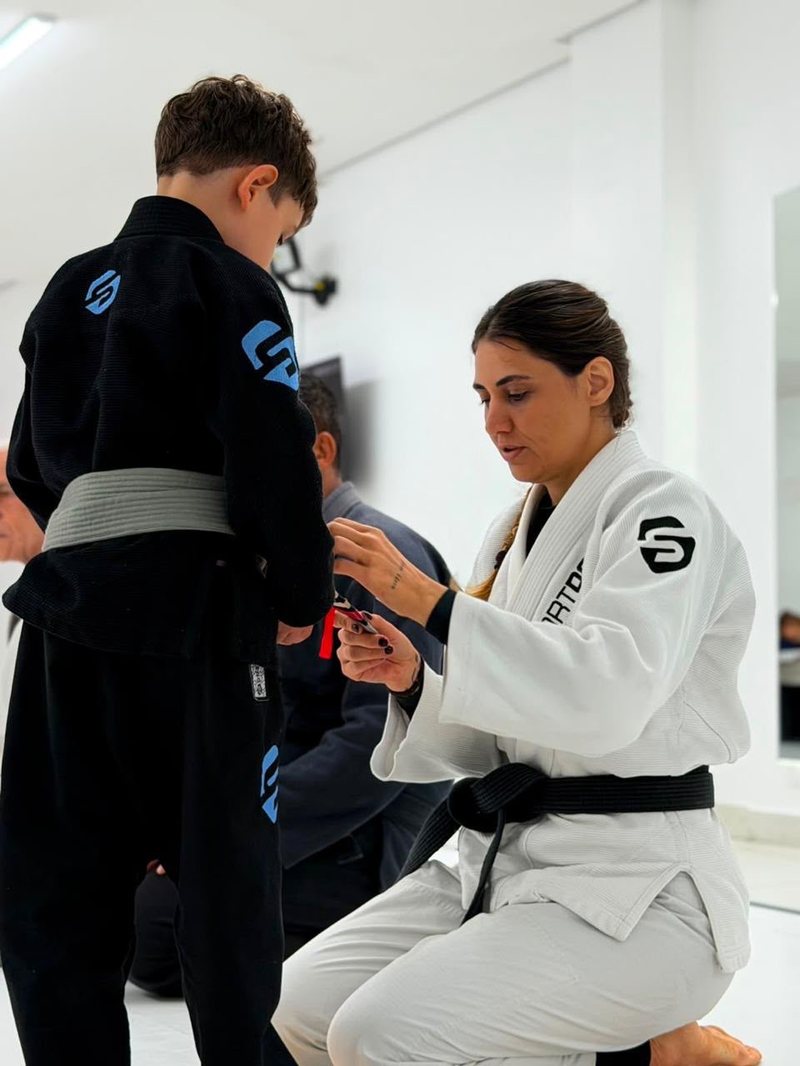 Professora ensinando Jiu-Jitsu Kids
