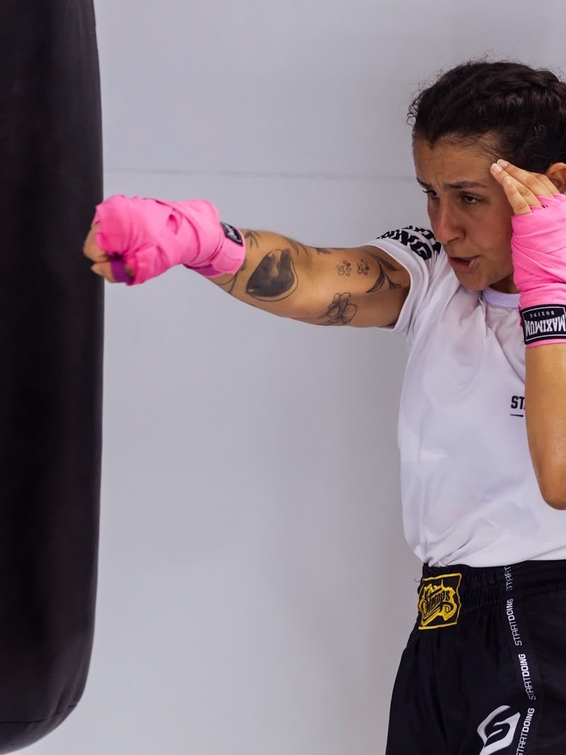Treino no saco de Muay Thai